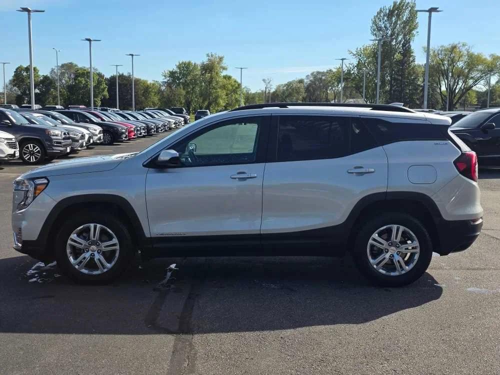 Used 2022 Quicksilver Metallic GMC SLE image 2