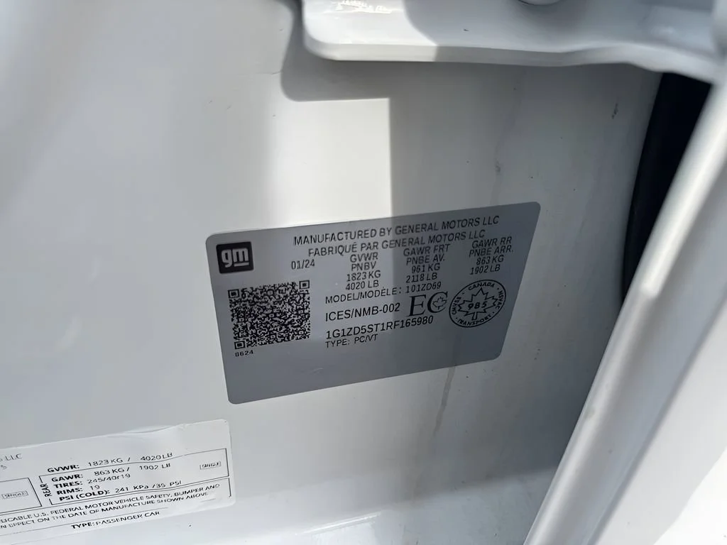 Used 2024 Summit White Chevrolet 1LT image 31