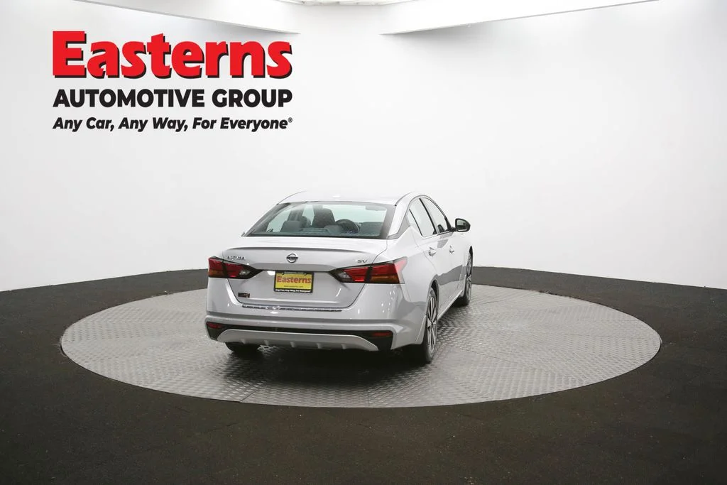 Used 2022 Silver Nissan 2.5 SV image 38