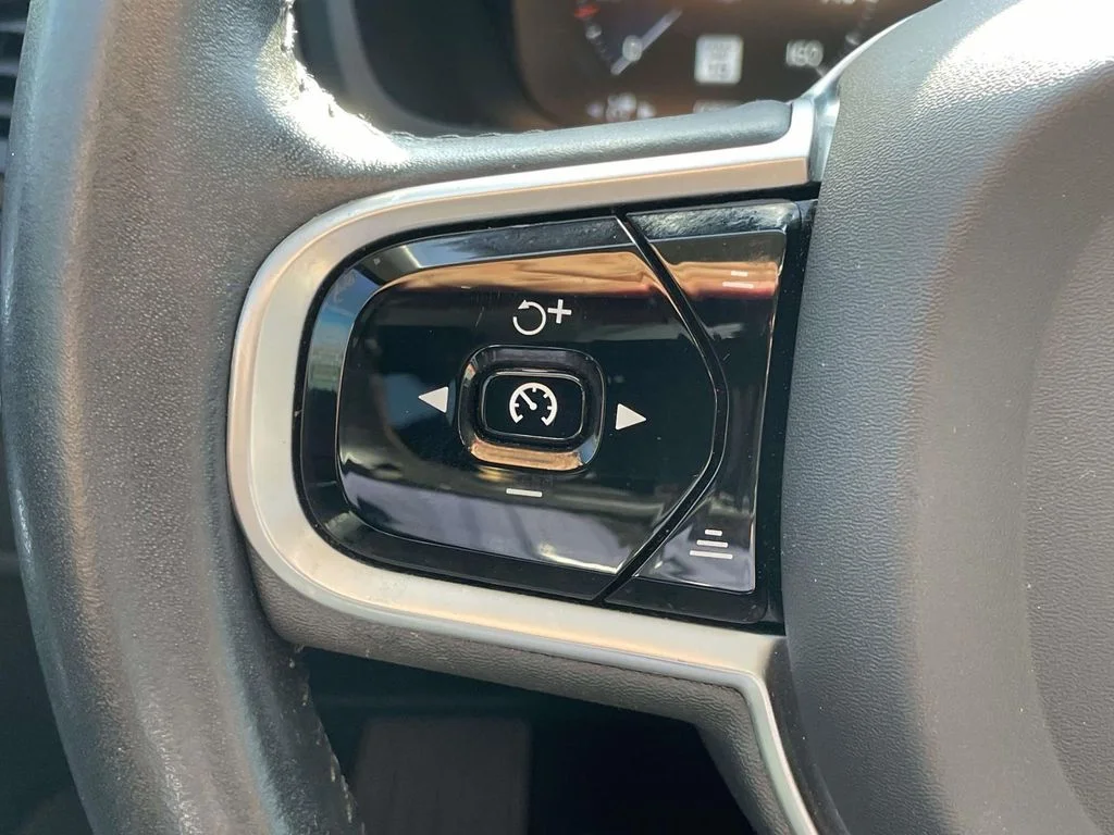 Used 2020 Bright Silver Metallic Volvo Momentum image 10