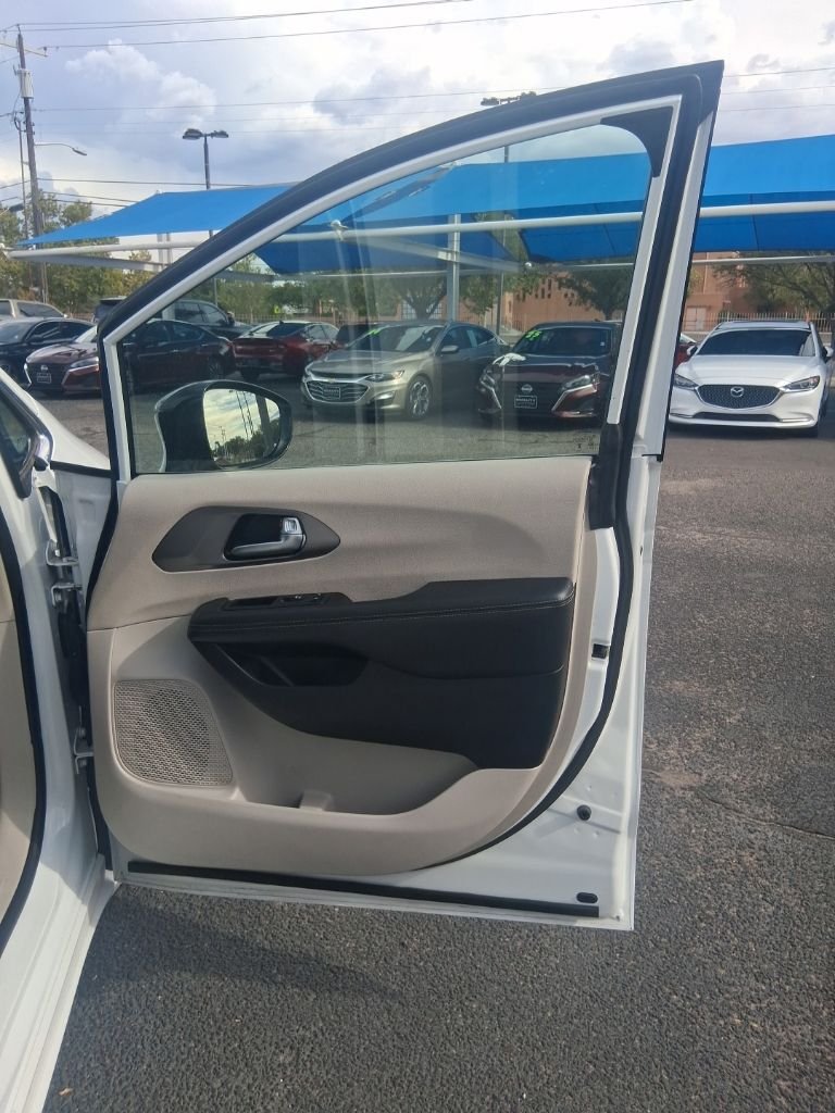 Used 2024 White Chrysler Touring L image 5