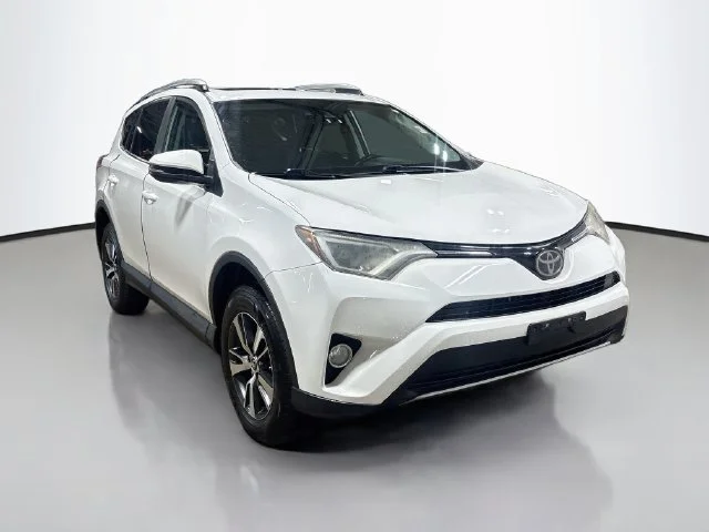 Used 2017 White Toyota XLE image 5