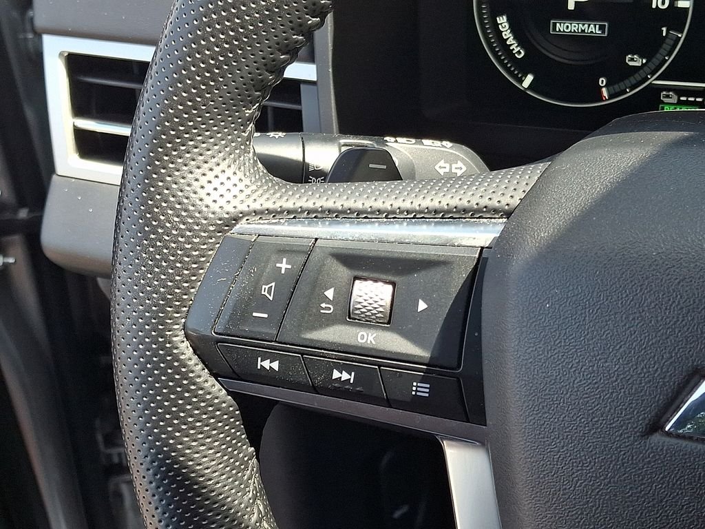 Used 2024 Silver Mitsubishi SEL image 23