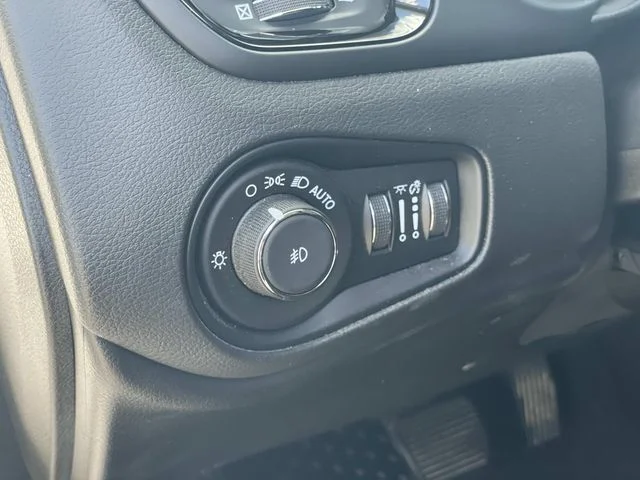Used 2023 White Jeep Altitude image 19