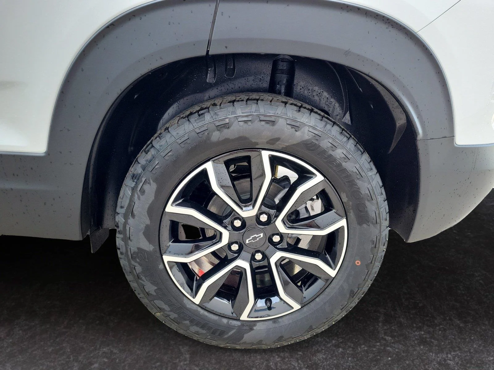 Used 2025 Iridescent Pearl Tricoat Chevrolet ACTIV image 25