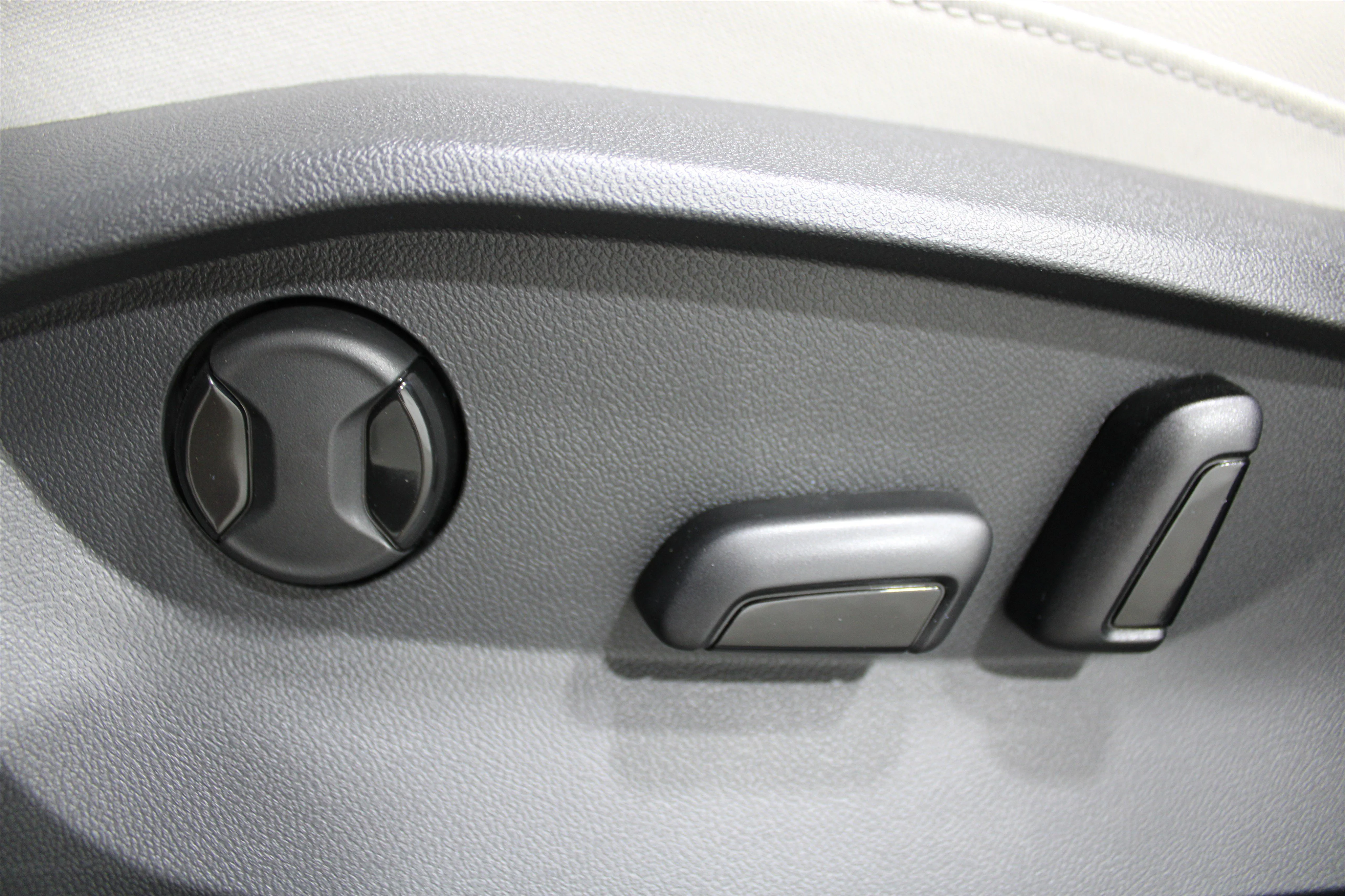 New 2026 Deep Black Pearl Volkswagen SE image 4