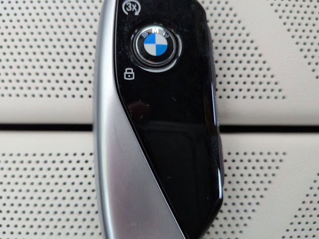 New 2026 Tanzanite Blue II Metallic BMW xDrive60 image 29