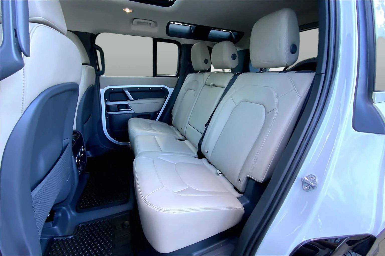Used 2024 Fuji White Land Rover S image 19