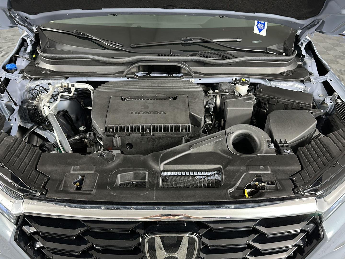 Used 2024 Sonic Gray Pearl Honda Touring image 4