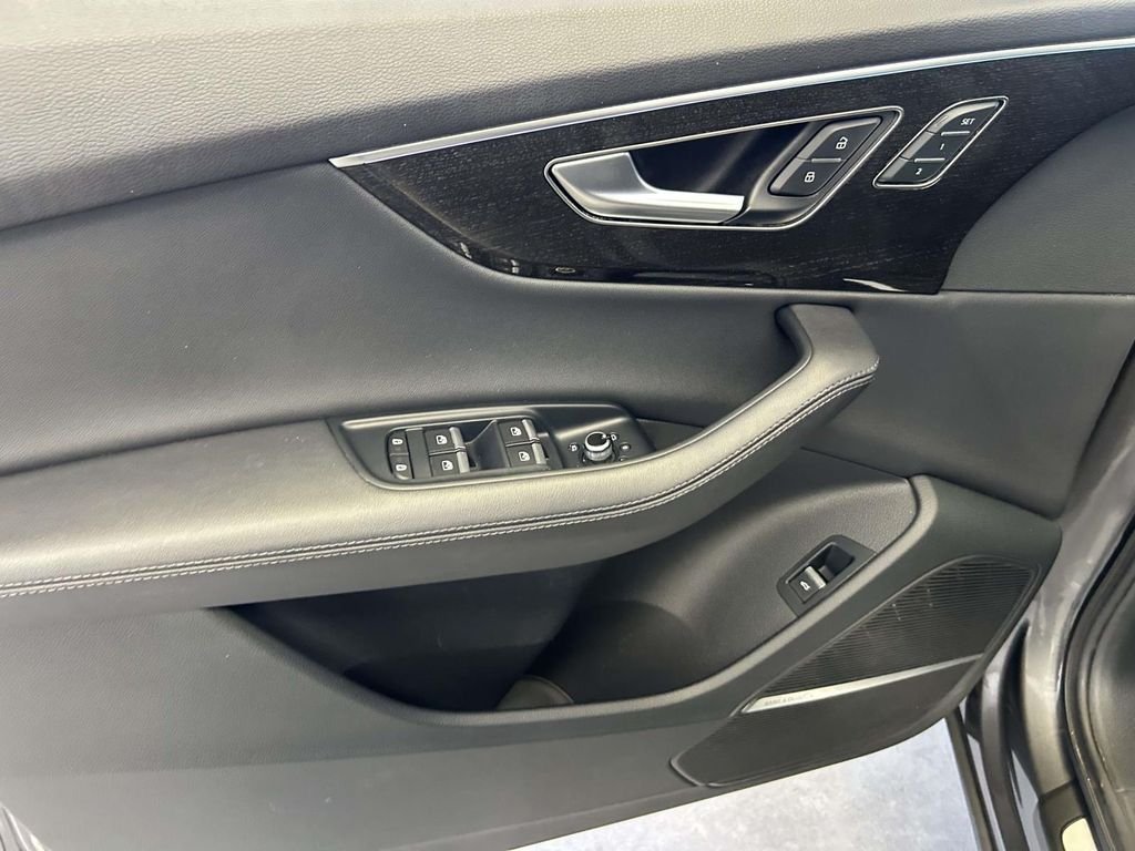 Used 2024  Audi 55 Premium Plus image 17