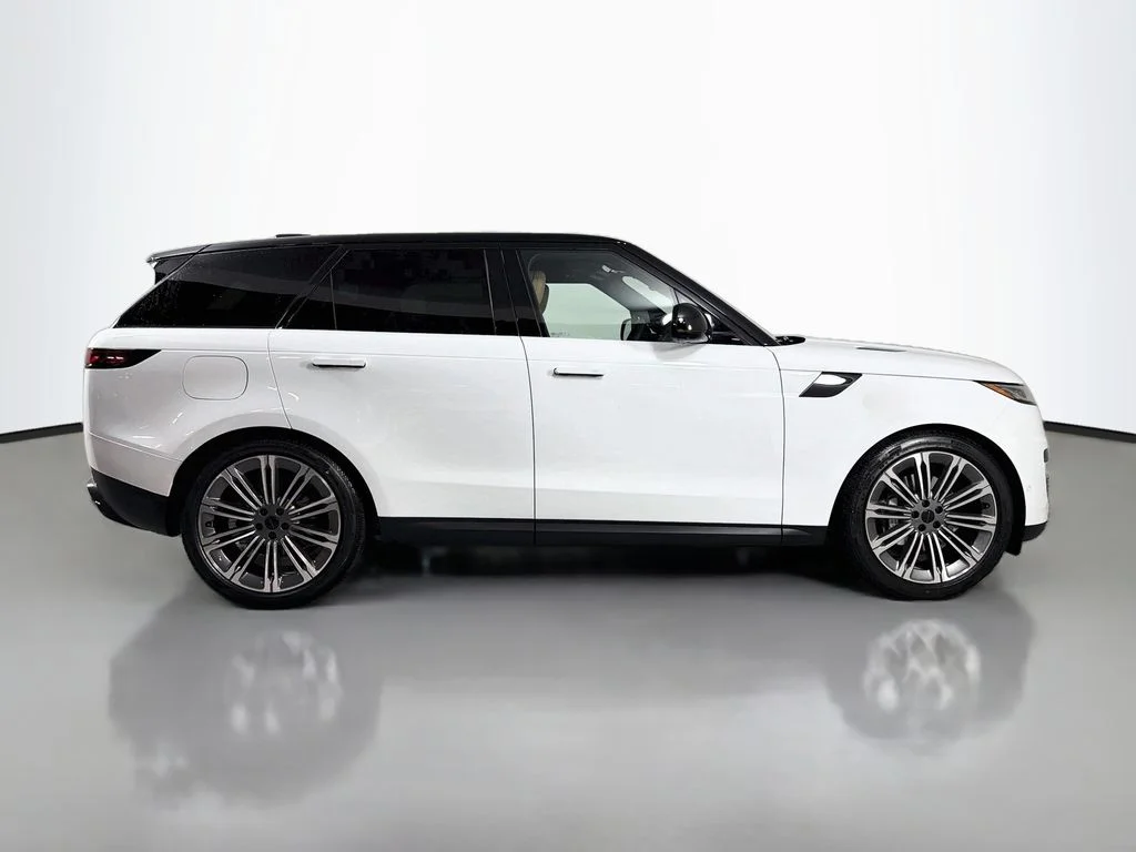New 2027 Fuji White Land Rover SE image 4