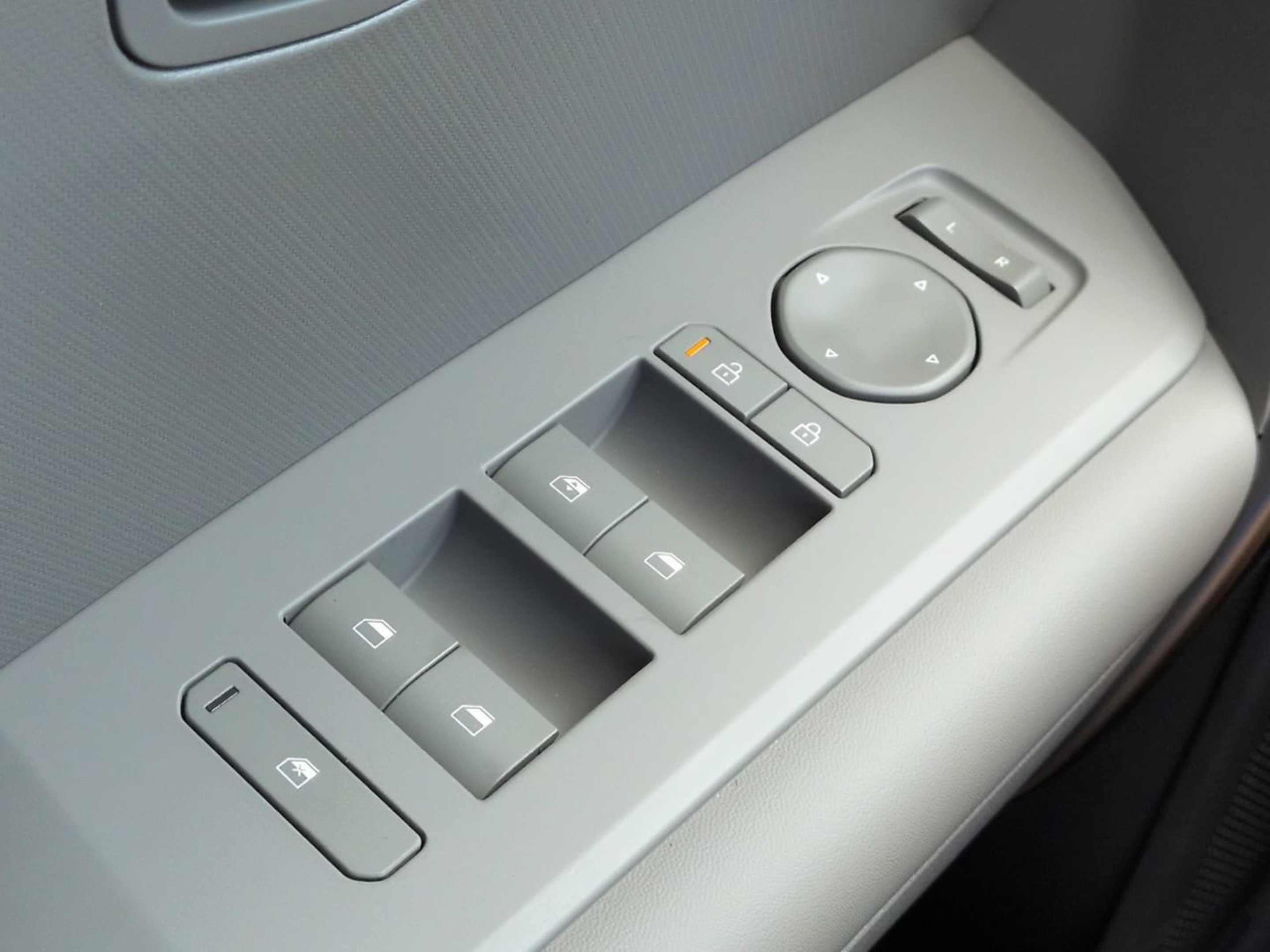 New 2027 Ivory Silver Kia S image 41