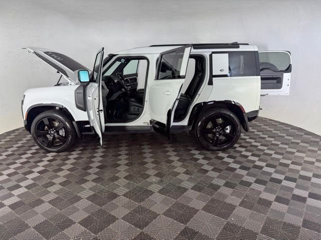 Used 2022 White Land Rover X-Dynamic HSE image 9