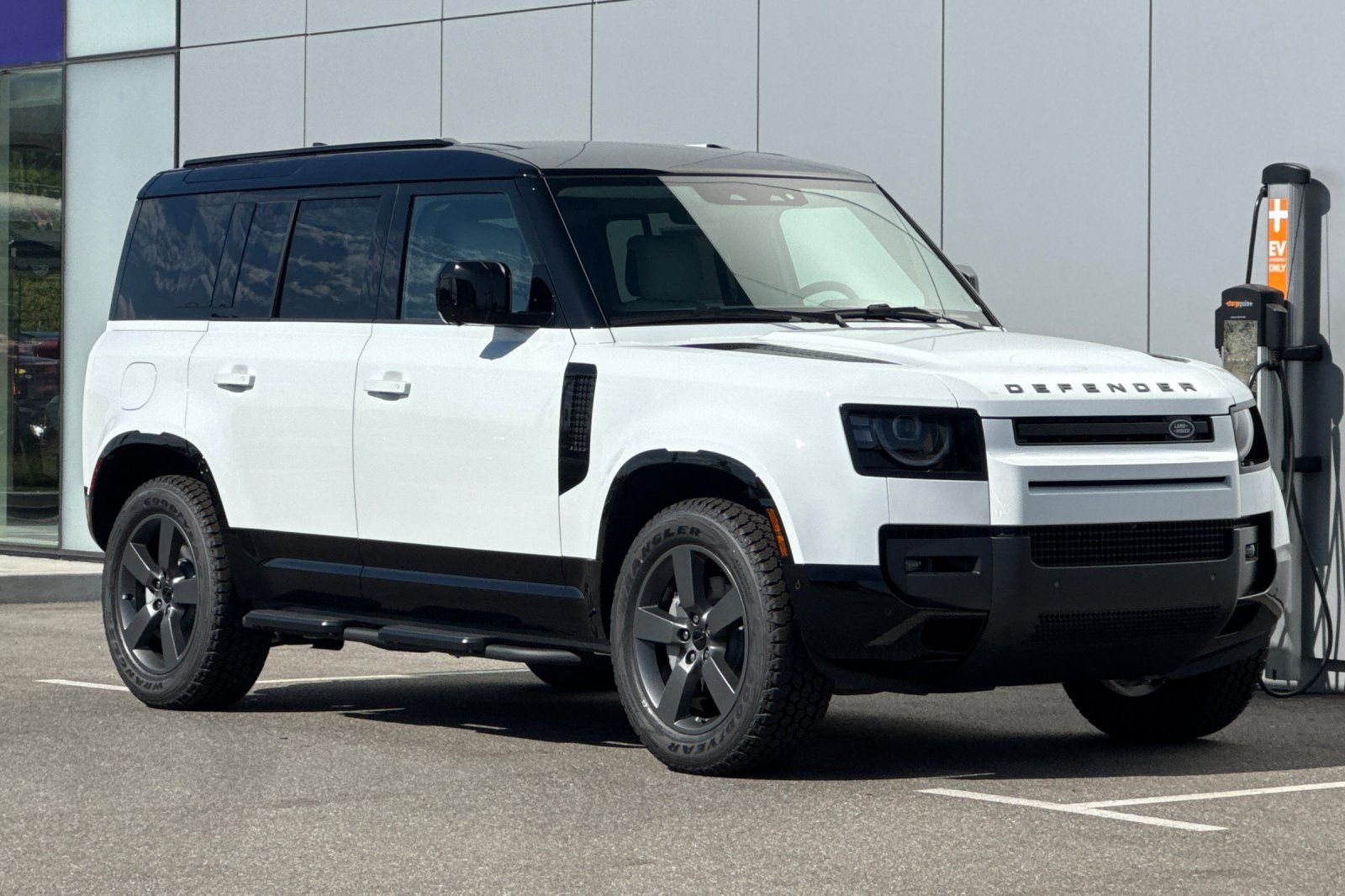 New 2026 Fuji White Land Rover X-Dynamic SE image 7