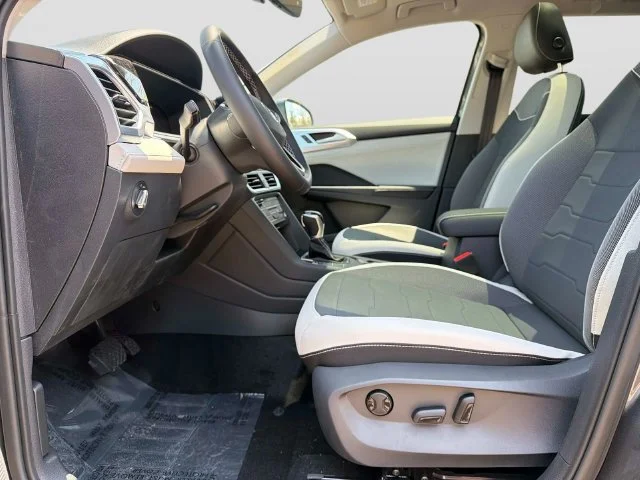 New 2026 Platinum Gray Metallic Volkswagen SE image 18