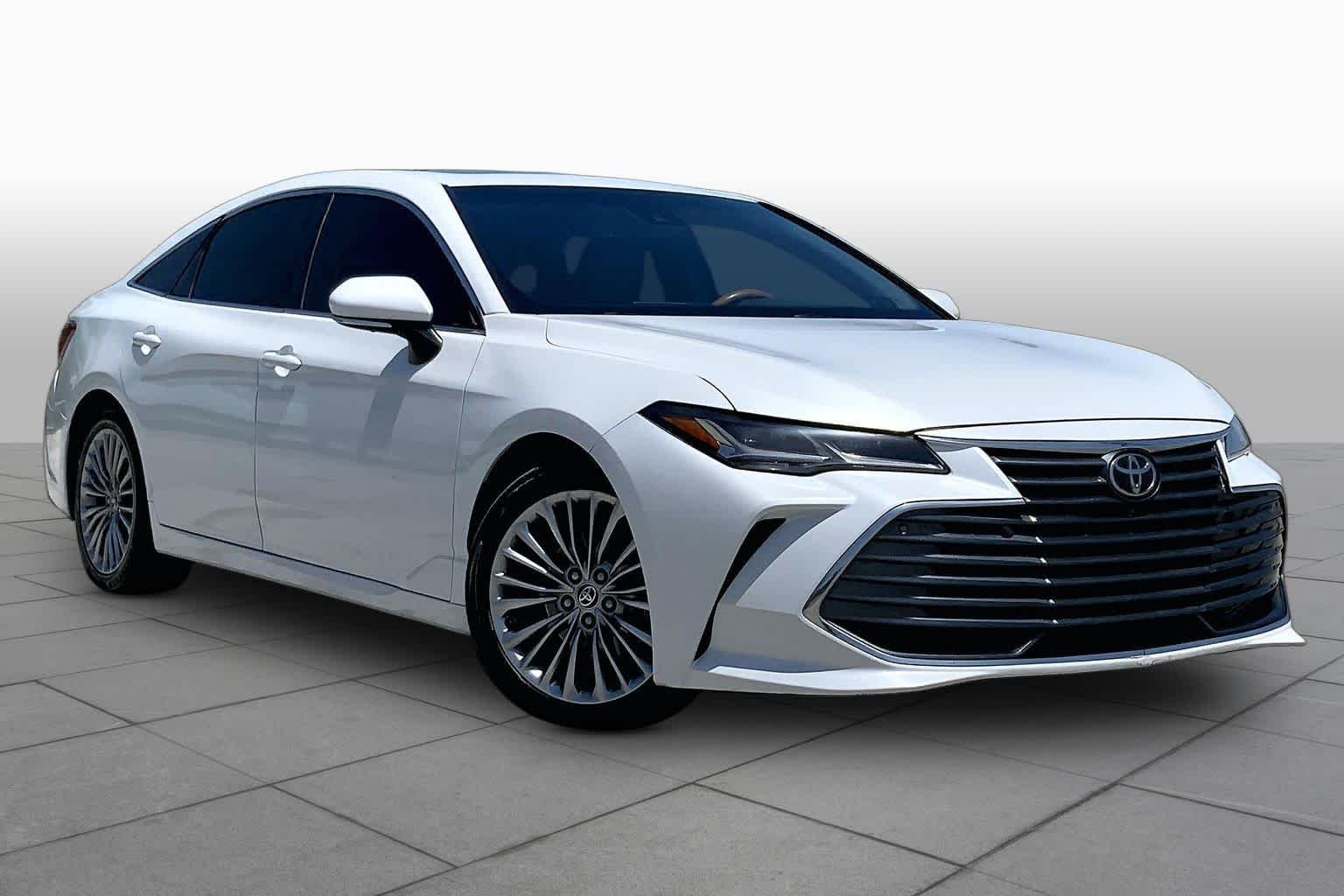 Used 2022 Wind Chill Pearl Toyota Limited image 3