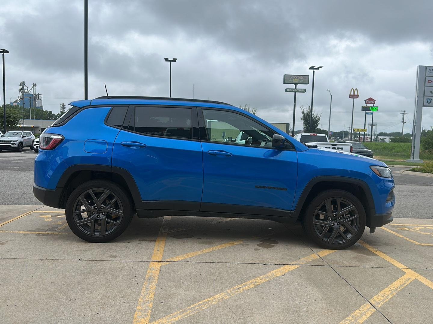 New 2026 Hydro Blue Pearl-Coat Exterior Paint Jeep Latitude Altitude image 4