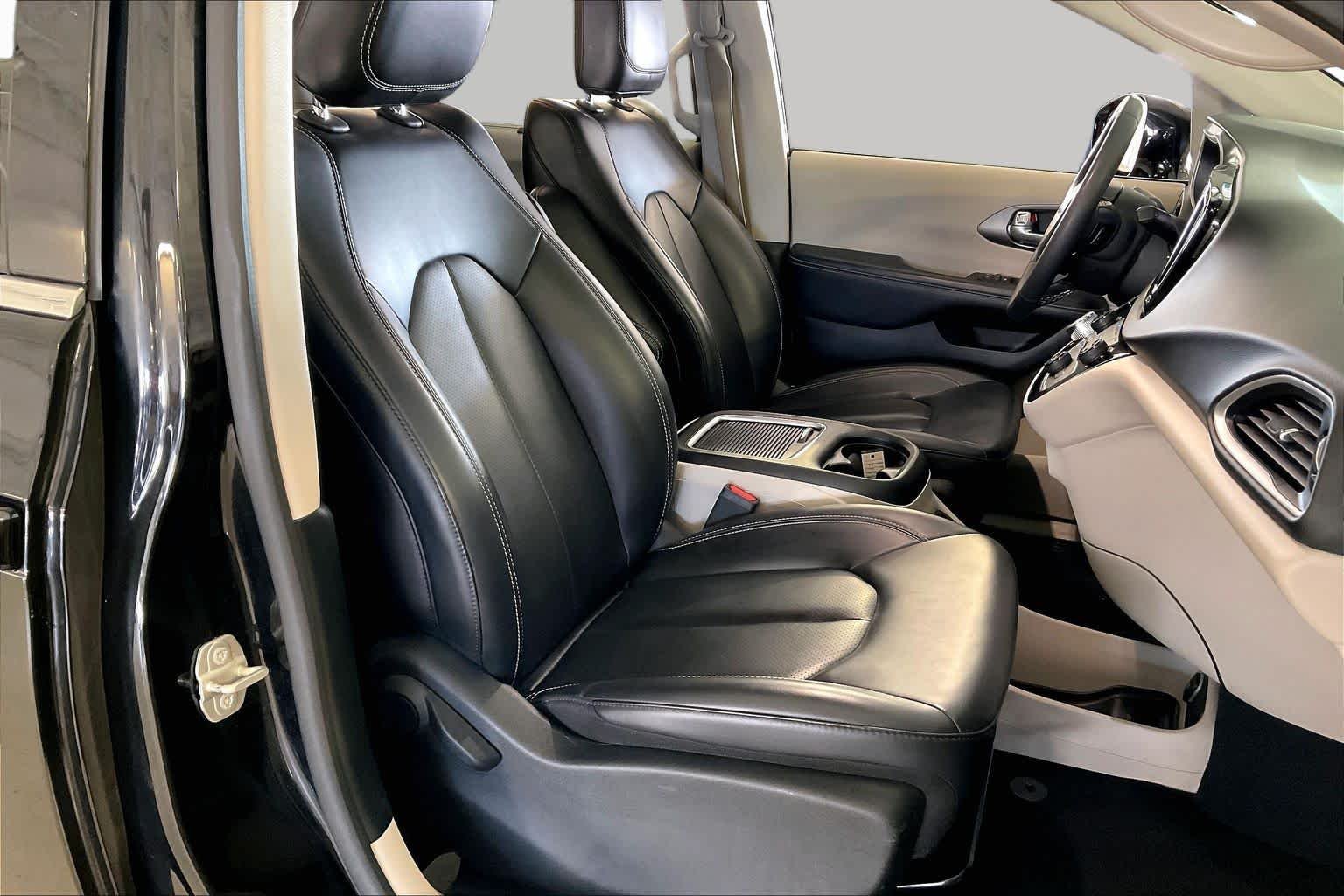 Used 2024 Brilliant Black Crystal Pearlcoat Chrysler Touring L image 8
