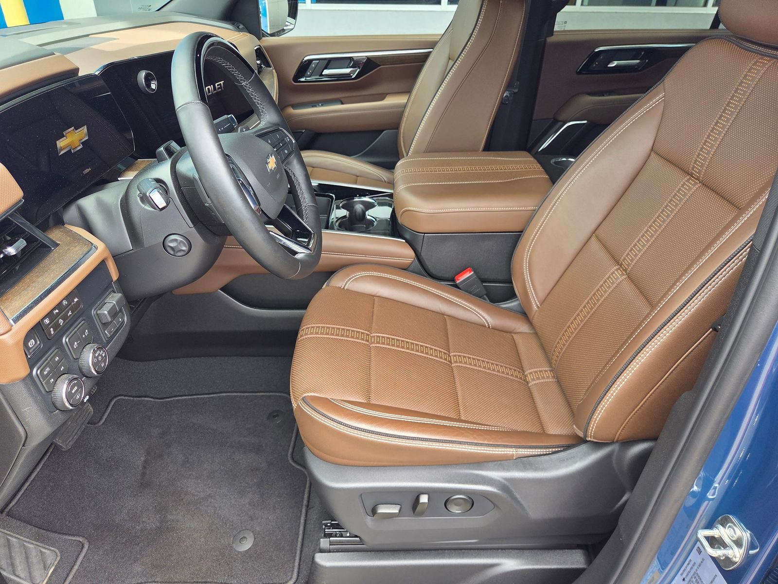 Used 2026 Lakeshore Blue Metallic Chevrolet High Country Deluxe with 24in Wheels - Technology & Entertainment - Super Cruise - Panoramic Sunroof image 15
