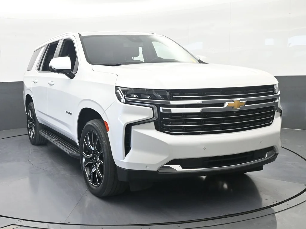 Used 2023 Iridescent Pearl Tricoat Chevrolet LT image 9