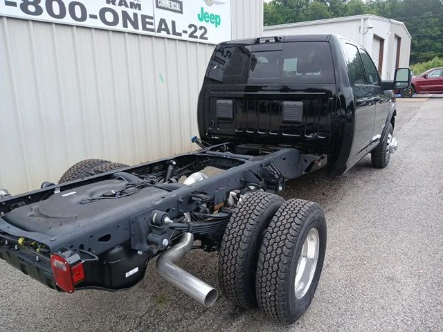 New 2026 Diamond Black Crystal Pearl-Coat Exterior Paint RAM Laramie image 3
