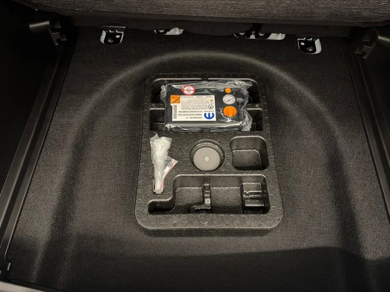 Used 2024 White Jeep Limited image 12