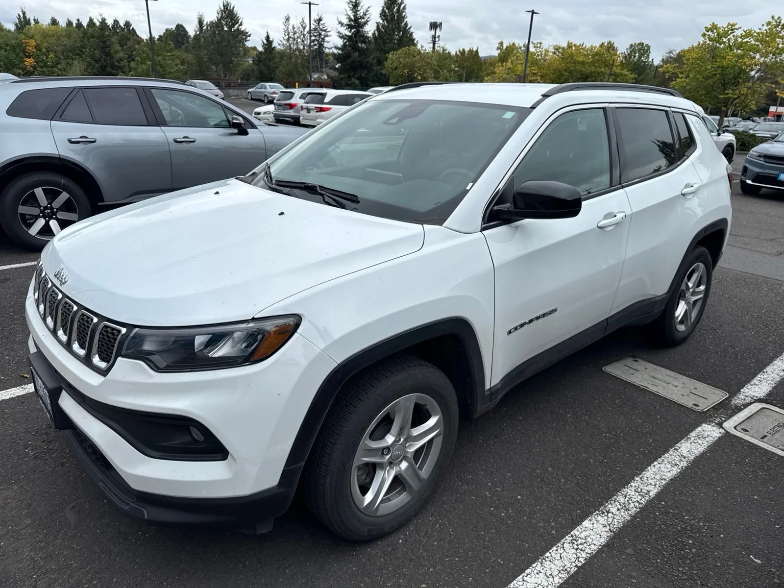 Used 2023 Bright White Clearcoat Jeep Latitude image 1
