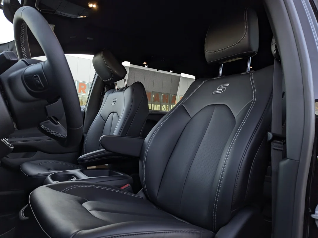 New 2026 Black Chrysler Select - - FWD - Panoramic Sunroof - Power Sliding Doors - S App Pkge & More! image 14
