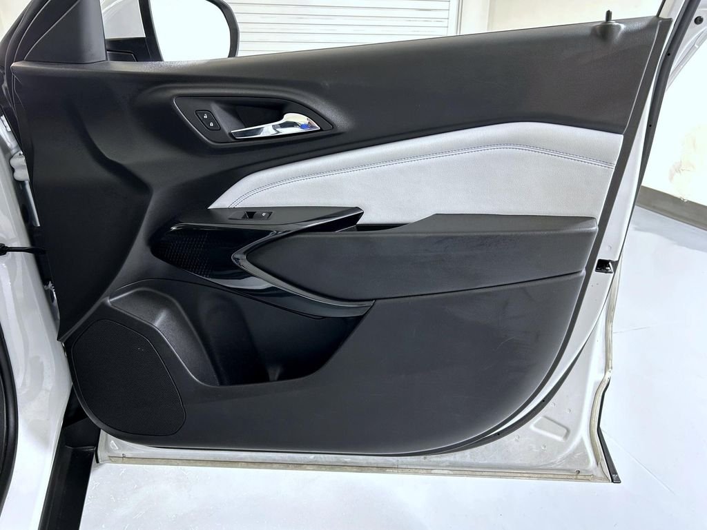 Used 2025 White Chevrolet LT image 16