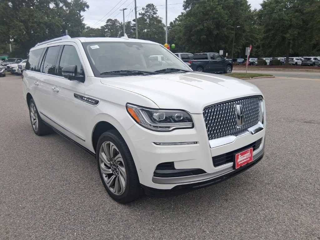 Used 2022 White Lincoln Reserve image 3