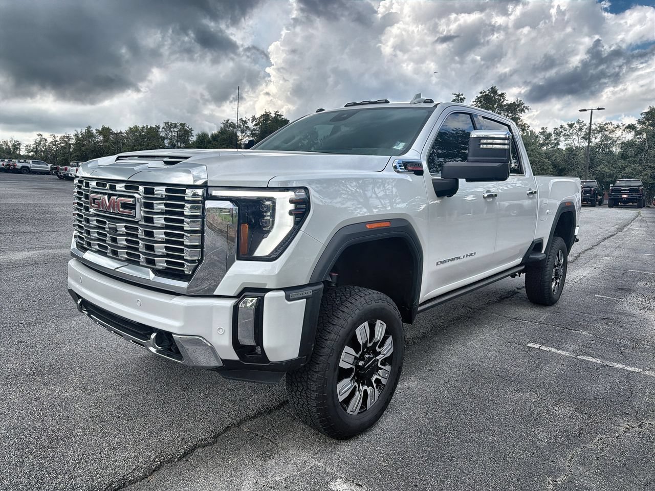 Used 2024 White Frost Tricoat GMC Denali image 4