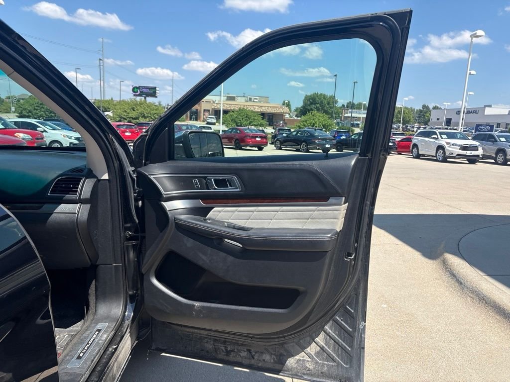 Used 2016 Black Ford Platinum image 27