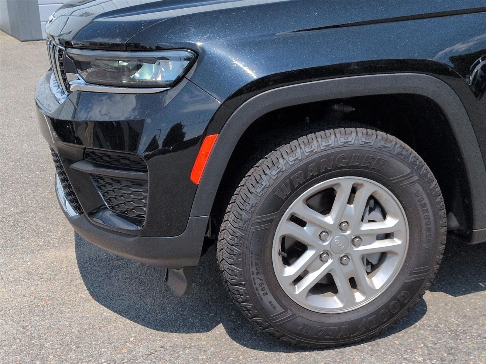Used 2023 Diamond Black Crystal Pearlcoat Jeep Laredo image 9