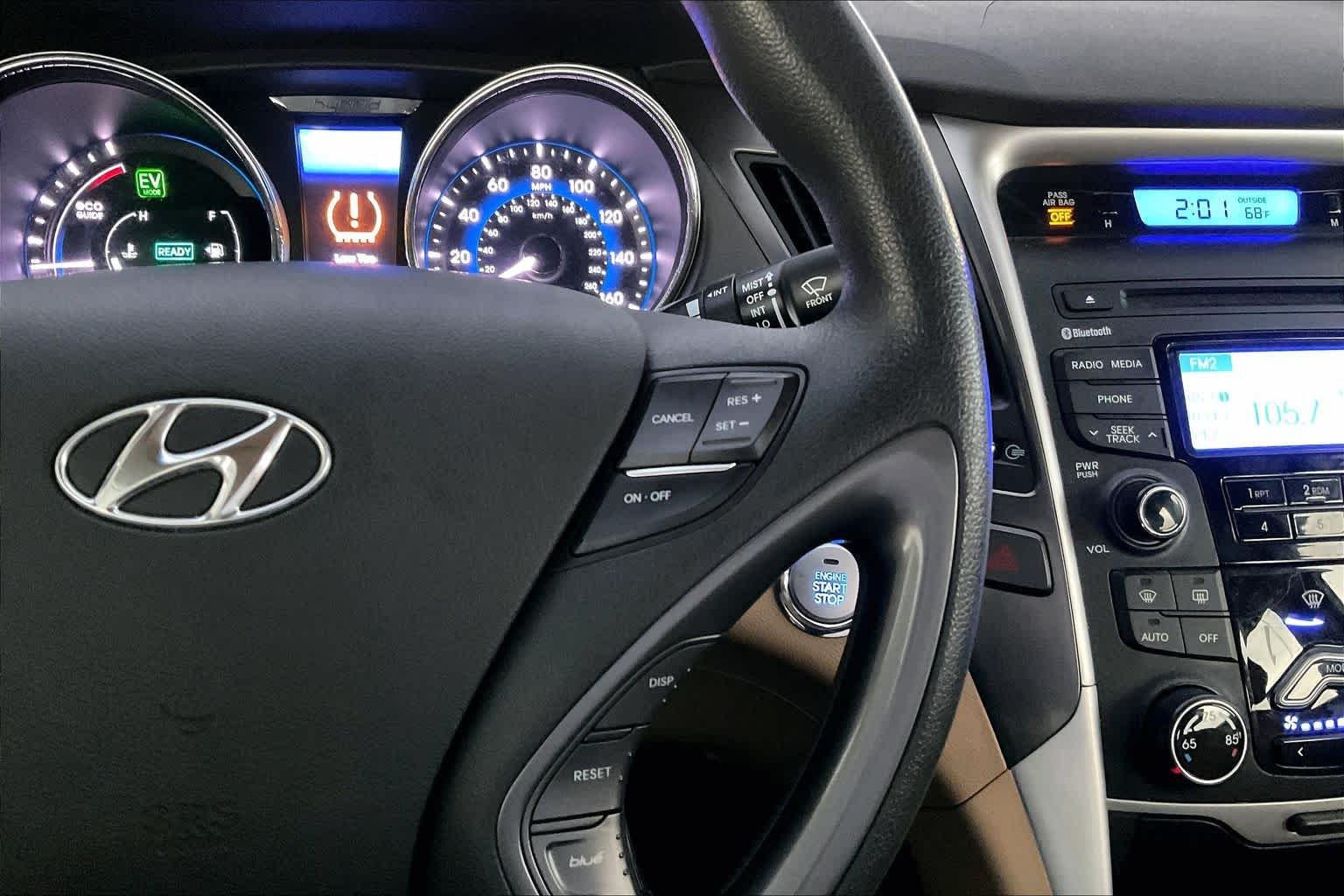 Used 2013 Porcelain White Pearl Hyundai  image 24