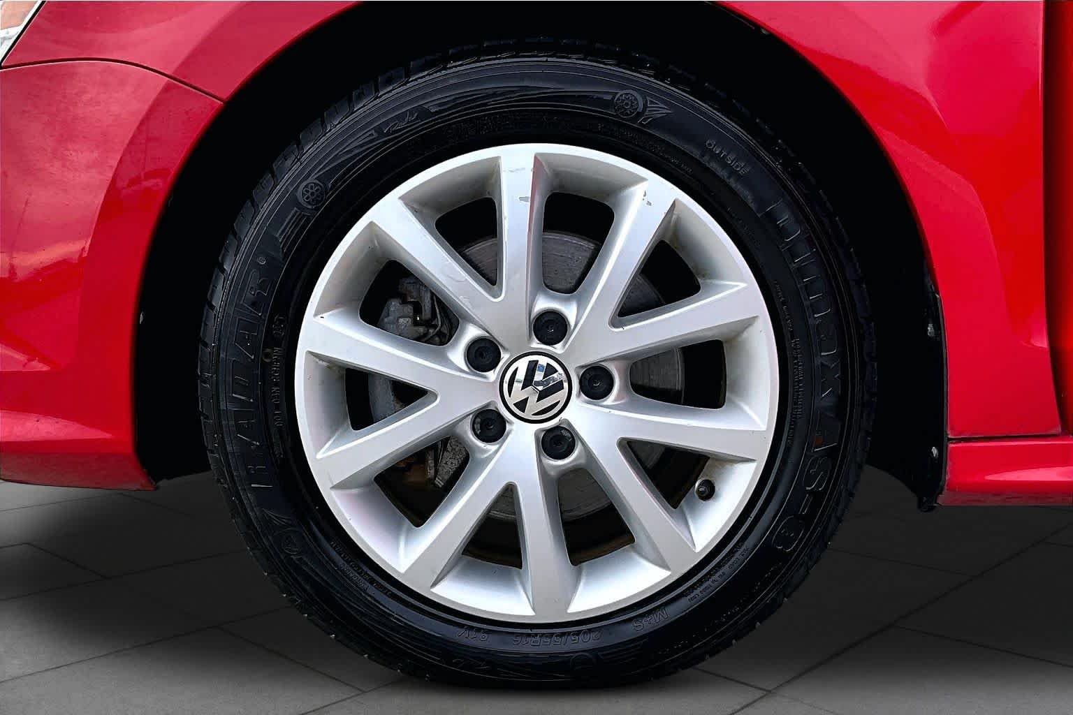 Used 2015 Tornado Red Volkswagen 1.8T SE image 10