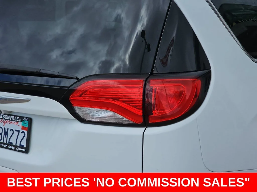 Used 2018 White Chrysler Touring L image 40