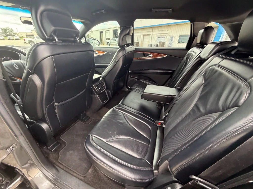 Used 2017 Gray Lincoln Select image 23