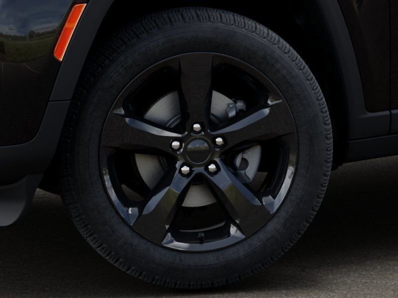 New 2026 Diamond Black Crystal Pearl-Coat Exterior Paint Jeep Limited image 8