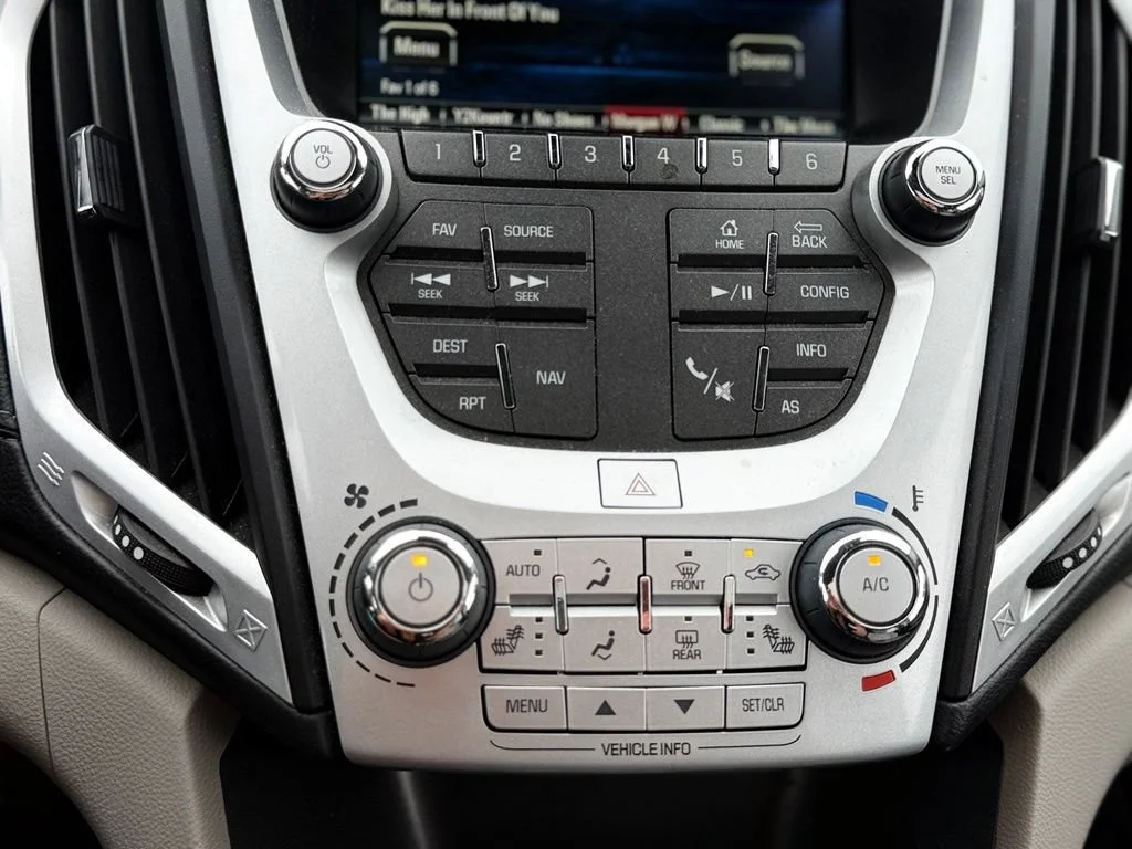 Used 2017 WHITE FROST TRICOAT GMC Denali image 41