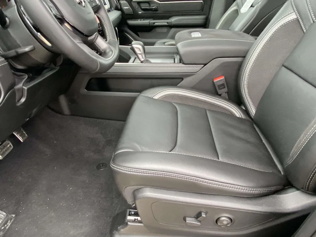 New 2026 Diamond Black Crystal Pearl-Coat Exterior Paint RAM RHO image 11