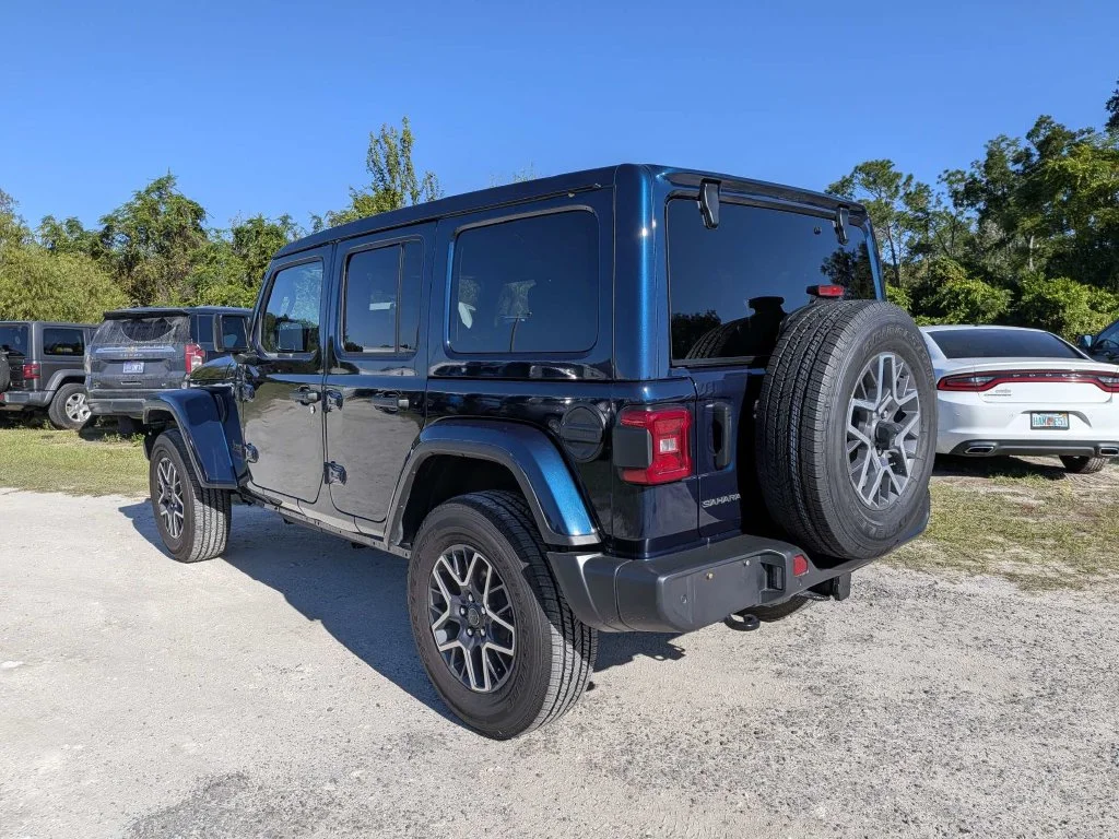 Used 2025 Blue Jeep Sahara image 5