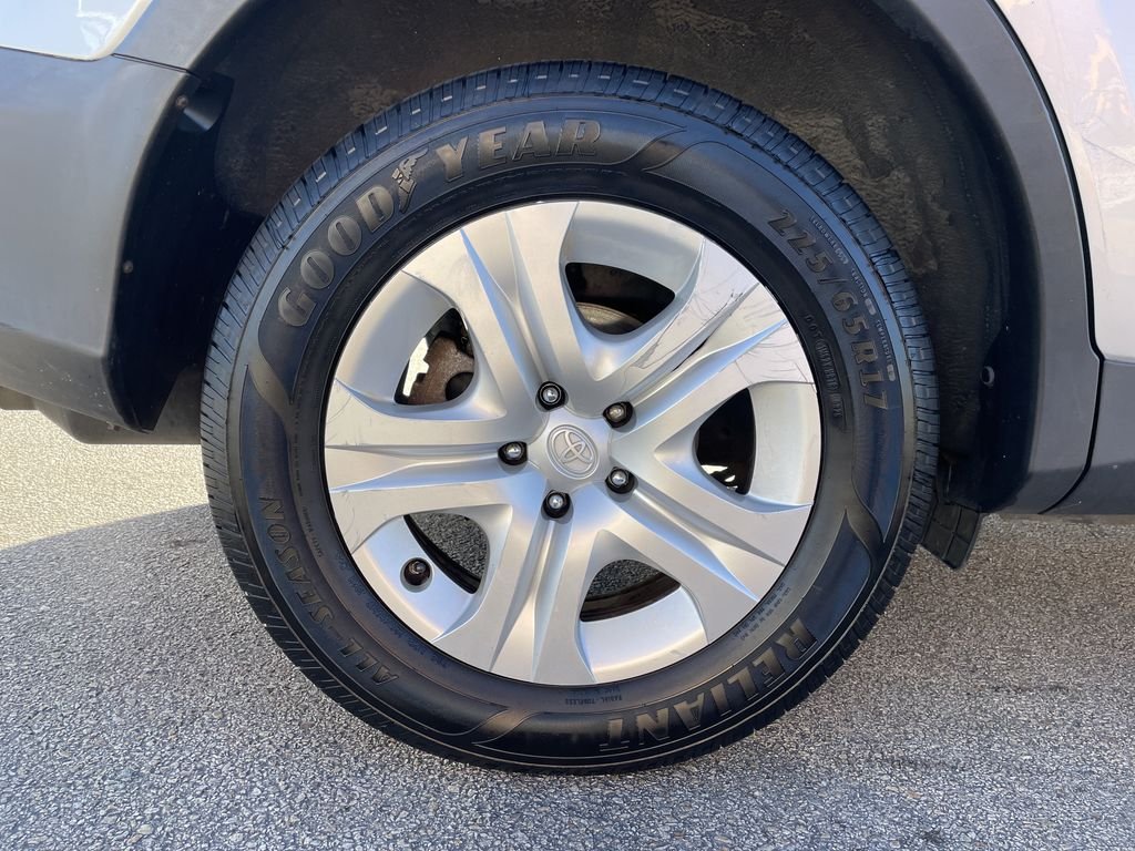 Used 2015 Silver Toyota LE image 12