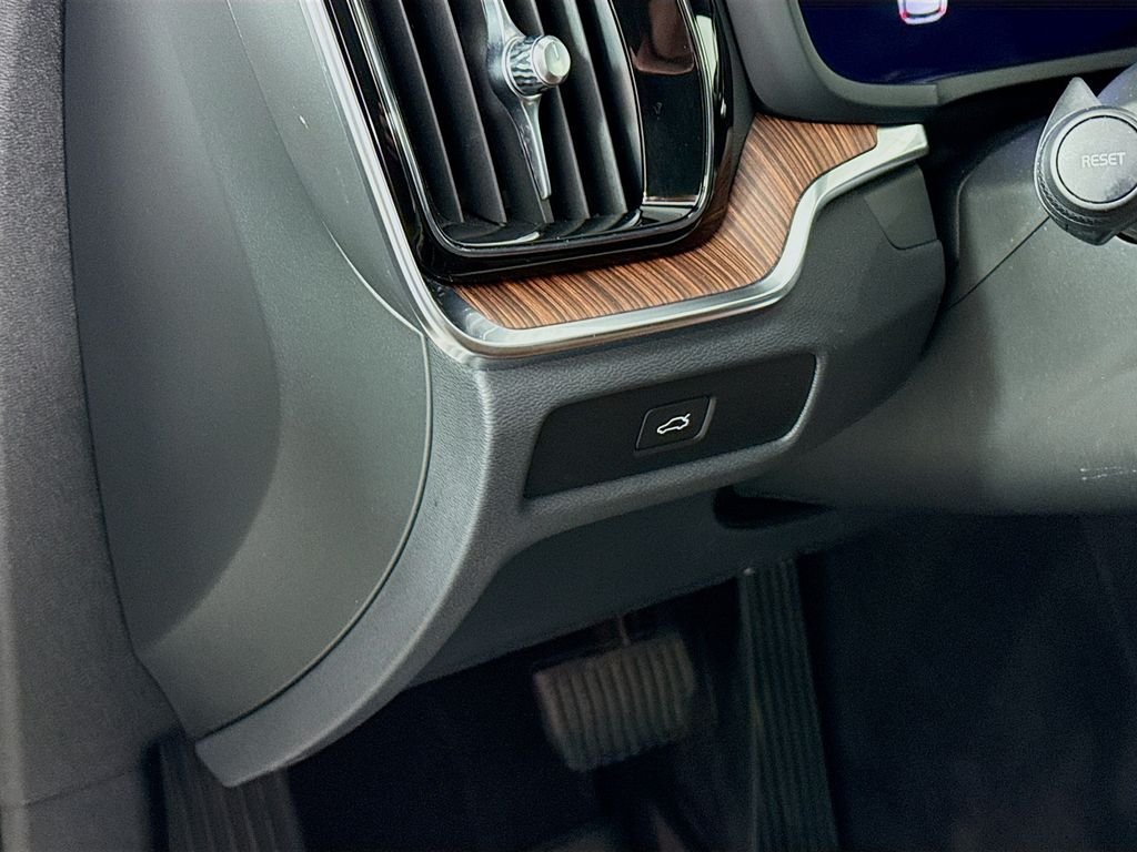 Used 2024 White Volvo B5 Plus image 11