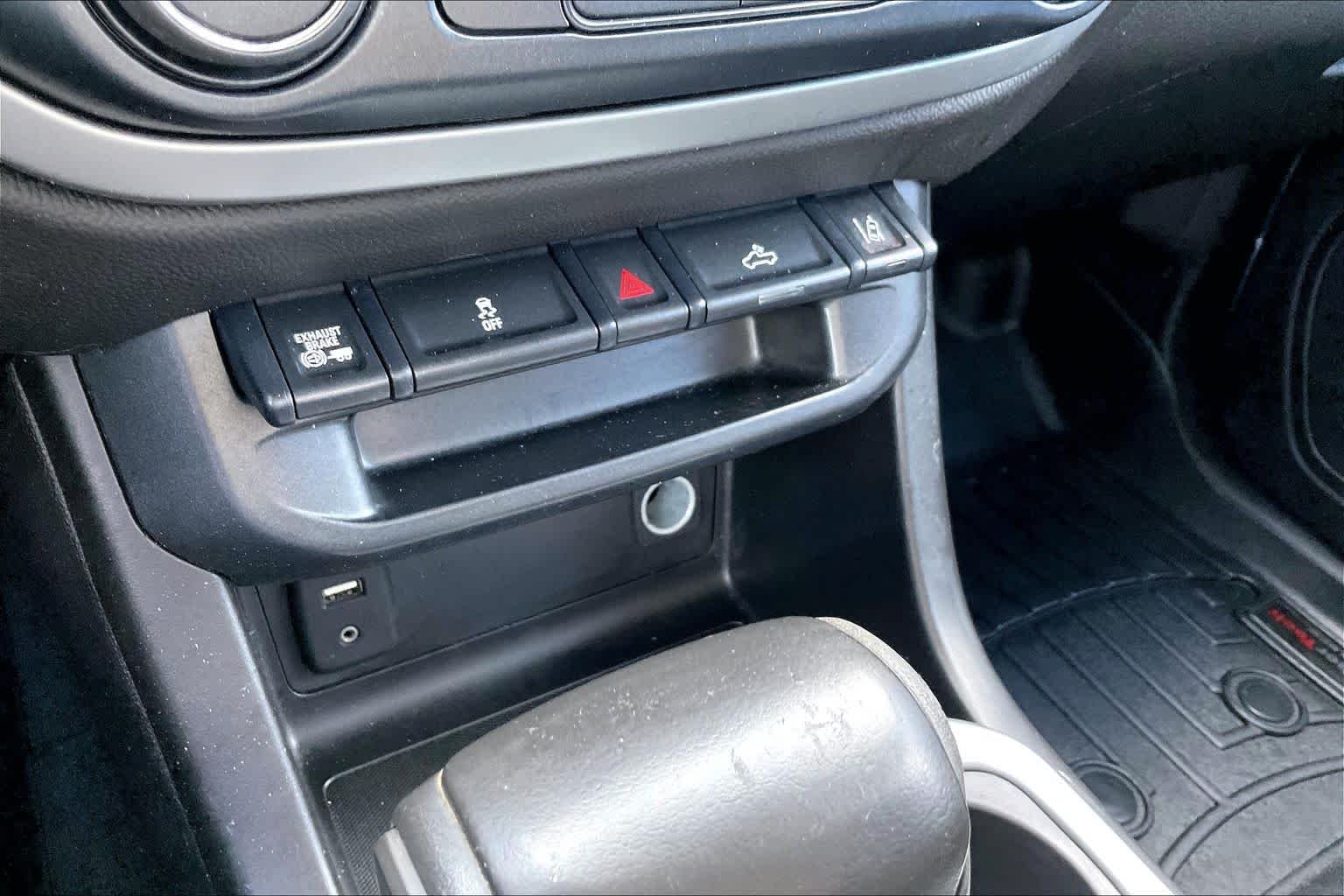 Used 2018 Summit White Chevrolet 4WD LT image 31