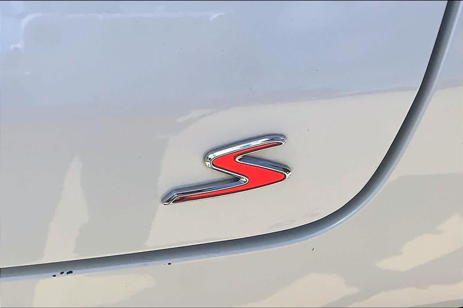 Used 2021 Snow White Pearl Kia S image 10
