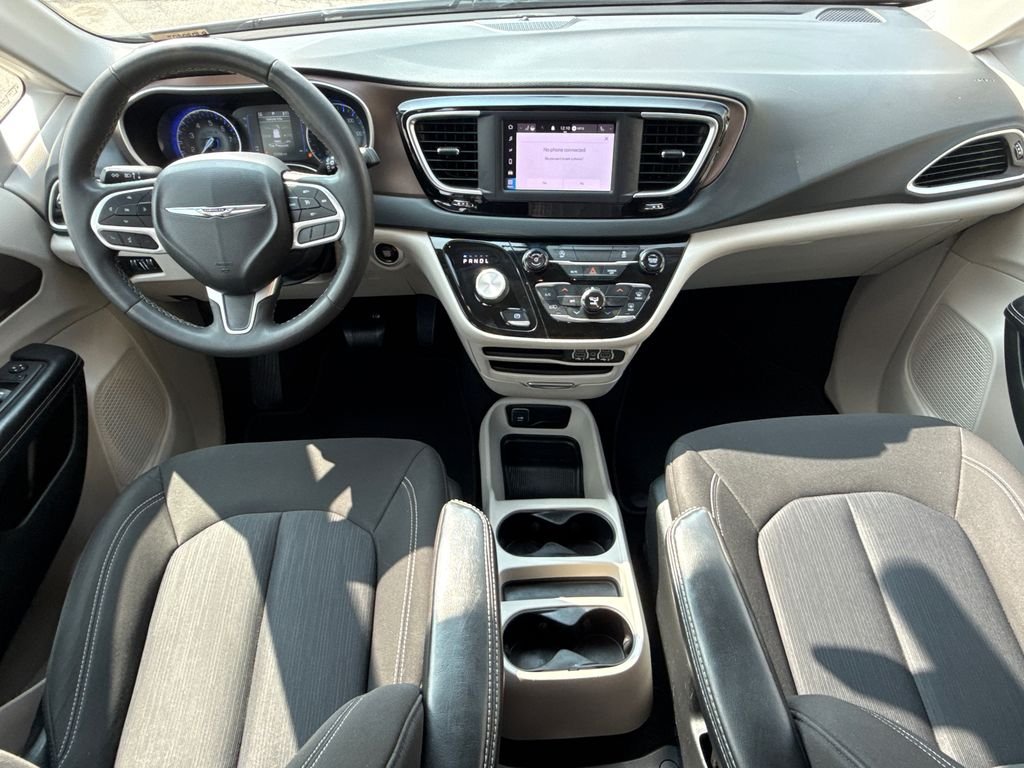 Used 2022 White Chrysler LX image 11