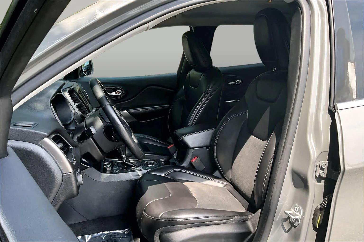 Used 2019 Sting-Gray Clearcoat Jeep Latitude Plus image 7