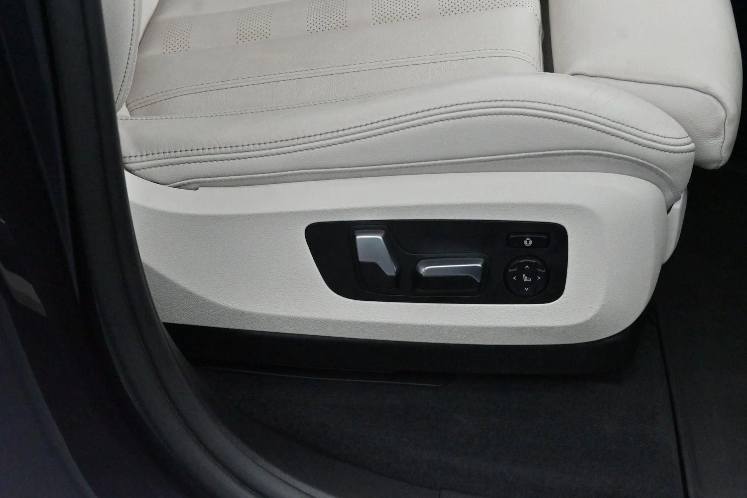 Used 2019 Arctic Gray Metallic BMW xDrive40i image 39