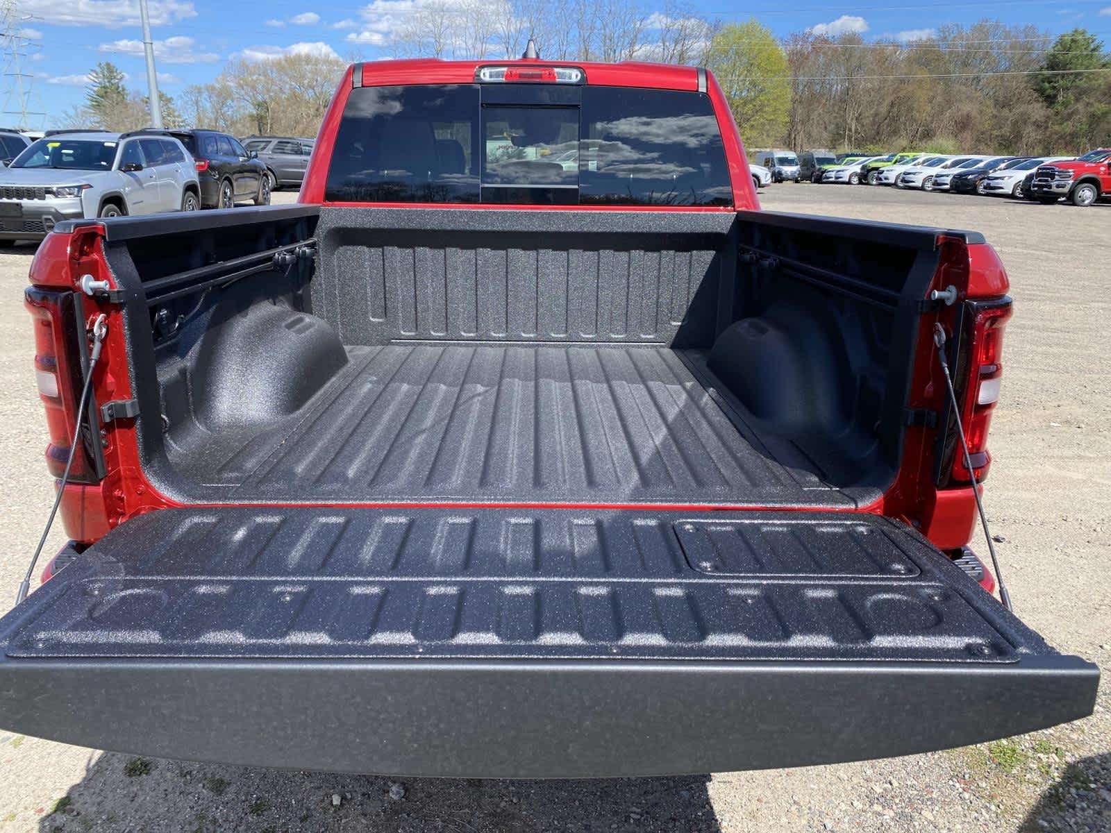 New 2026 Molten Red Pearl-Coat Exterior Paint Ram Laramie image 5