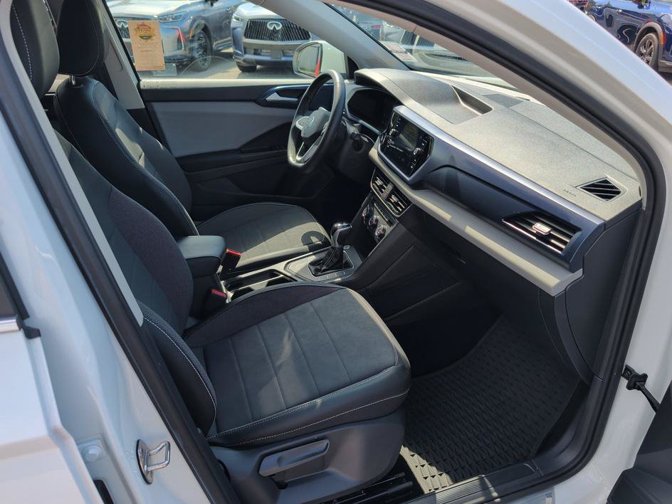 Used 2022 Pure White Volkswagen SE image 12